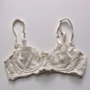 Vintage Victoria Secret White Lace Underwire Bra